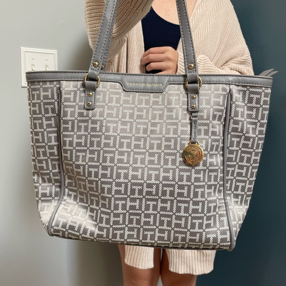 Medium size Tommy Hilfiger Grey/ white purse